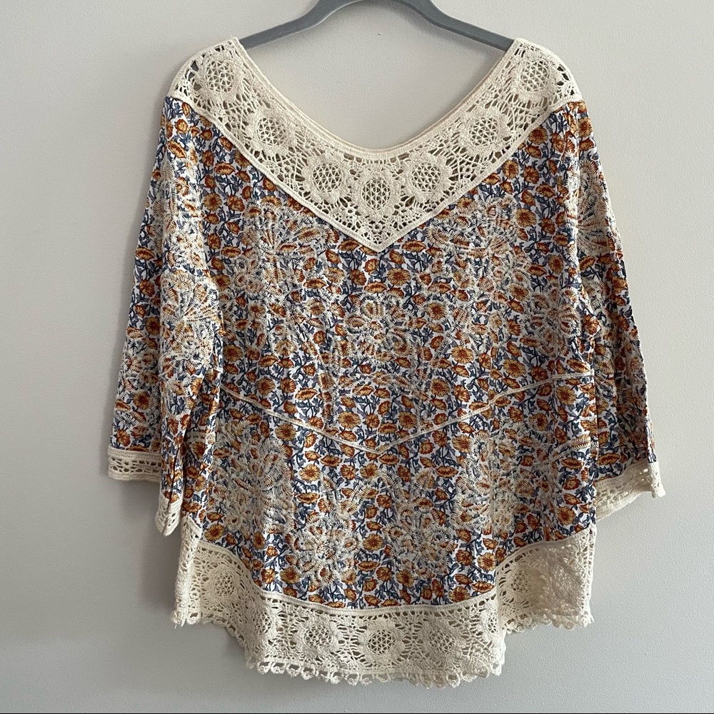 Solitaire floral blouse with crochet Size M